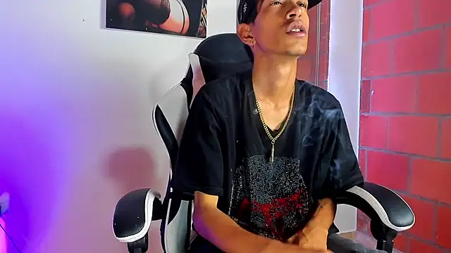 Snapshot of briamhoconor_xh chatting on 03/20/26, 01:43 briamhoconor xh online show from 03/20/26, 01:43