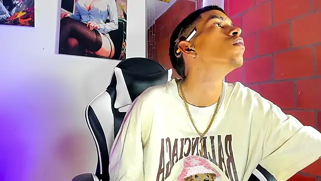 Snapshot of briamhoconor_xh chatting on 03/22/26, 01:42 briamhoconor xh online show from 03/22/26, 01:42