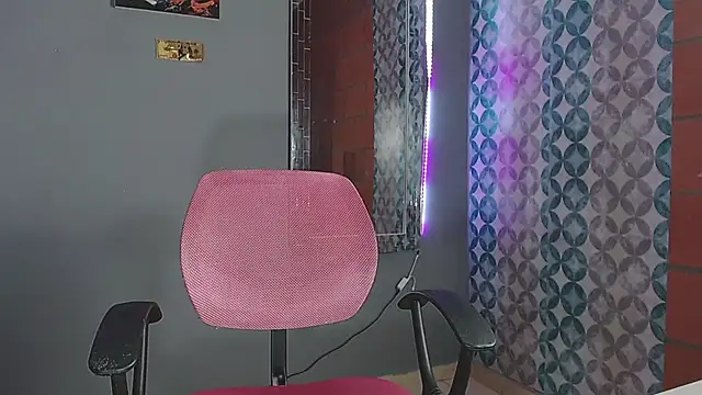 Snapshot of briamhoconor_xh chatting on 04/15/26, 02:40 briamhoconor xh online show from 04/15/26, 02:40