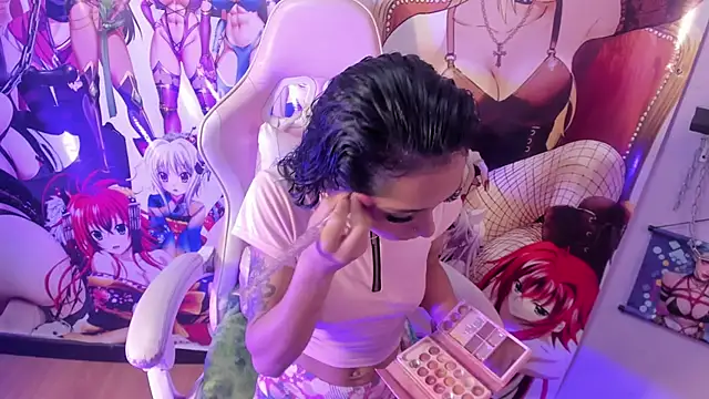 Snapshot of Kylie_Moan chatting on 10/10/25, 04:44 Kylie Moan online show from 10/10/25, 04:44