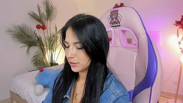 Hadid Jimenez  online show from 12/18/25, 04:46