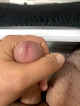 Snapshot of Heros2000 chatting on 09/25/25, 04:32 Heros2000 online show from 09/25/25, 04:32