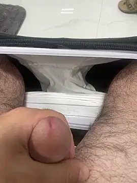 Snapshot of Heros2000 chatting on 11/18/25, 06:45 Heros2000 online show from 11/18/25, 06:45