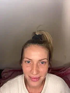 Snapshot of StellaWeb chatting on 11/11/25, 08:53 StellaWeb online show from 11/11/25, 08:53