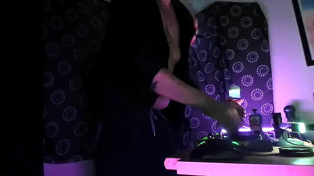 Snapshot of DjDiCKmannOnE chatting on 11/29/25, 02:03 DjDiCKmannOnE online show from 11/29/25, 02:03