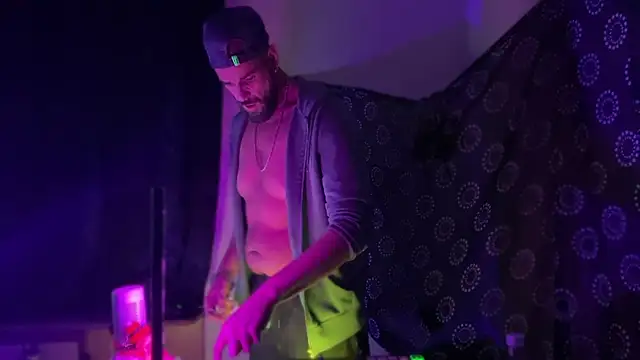 Snapshot of DjDiCKmannOnE chatting on 04/21/26, 08:23 DjDiCKmannOnE online show from 04/21/26, 08:23