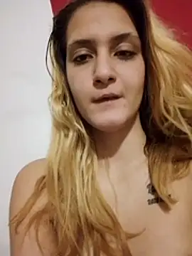 Snapshot of Themaskedgirl21 chatting on 12/14/25, 03:39 Themaskedgirl21 online show from 12/14/25, 03:39