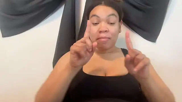 Snapshot of zahrabliss chatting on 10/06/25, 05:43 zahrabliss online show from 10/06/25, 05:43