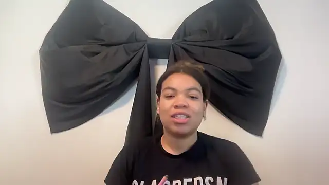 Snapshot of zahrabliss chatting on 10/18/25, 04:41 zahrabliss online show from 10/18/25, 04:41