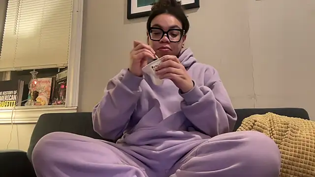 Snapshot of zahrabliss chatting on 12/21/25, 03:24 zahrabliss online show from 12/21/25, 03:24