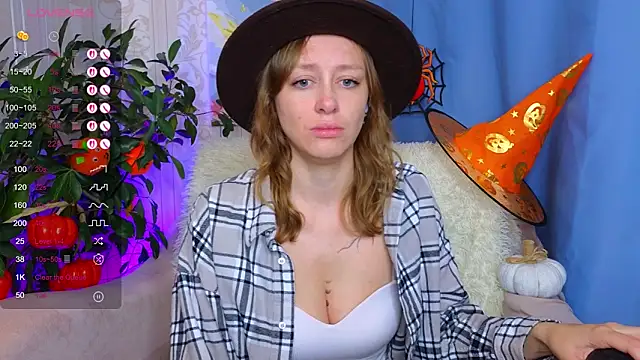 Snapshot of evashiny_ chatting on 10/31/25, 02:56 evashiny online show from 10/31/25, 02:56