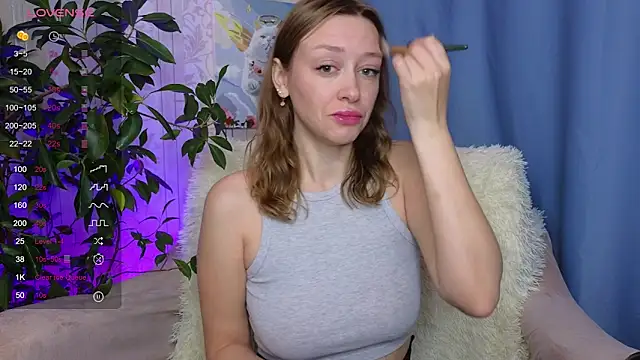 Snapshot of evashiny_ chatting on 11/11/25, 02:22 evashiny online show from 11/11/25, 02:22