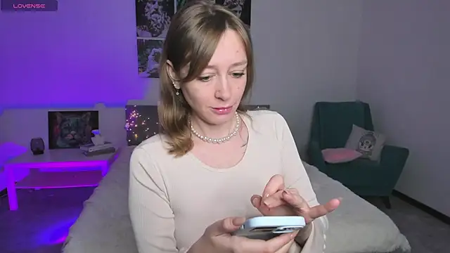 Snapshot of evashiny_ chatting on 11/28/25, 03:42 evashiny online show from 11/28/25, 03:42