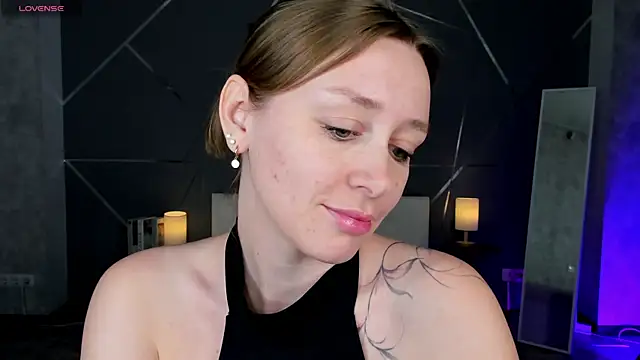 Snapshot of evashiny_ chatting on 11/30/25, 04:38 evashiny online show from 11/30/25, 04:38