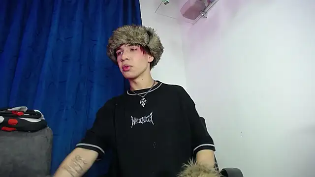 Snapshot of lucky_stricke chatting on 02/25/26, 04:44 lucky stricke online show from 02/25/26, 04:44