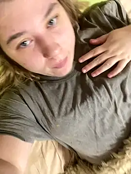 Snapshot of Kemeli008 chatting on 10/19/25, 01:28 Kemeli008 online show from 10/19/25, 01:28