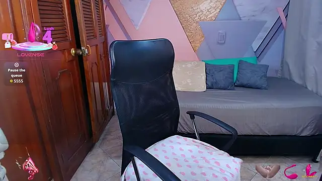 Snapshot of sharlottxl chatting on 11/28/25, 12:46 sharlottxl online show from 11/28/25, 12:46