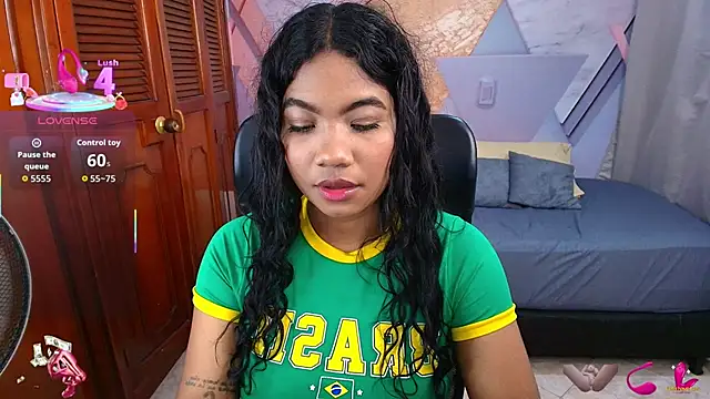 Snapshot of sharlottxl chatting on 12/14/25, 01:33 sharlottxl online show from 12/14/25, 01:33