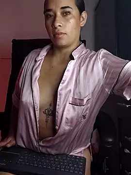 Snapshot of Valenn_fernandez chatting on 04/08/26, 05:29 Valenn fernandez online show from 04/08/26, 05:29