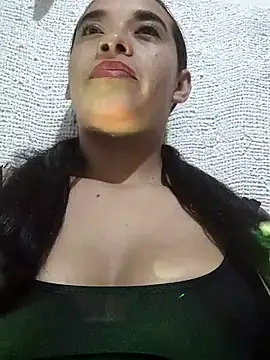 Snapshot of Valenn_fernandez chatting on 04/13/26, 11:10 Valenn fernandez online show from 04/13/26, 11:10