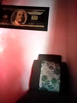 Snapshot of Valenn_fernandez chatting on 04/14/26, 10:05 Valenn fernandez online show from 04/14/26, 10:05