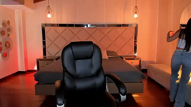 Snapshot of SophieHouston_ chatting on 04/20/26, 04:15 SophieHouston online show from 04/20/26, 04:15