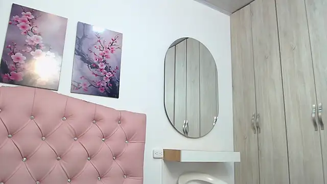 Snapshot of pinky_f00x chatting on 12/15/25, 07:18 pinky f00x online show from 12/15/25, 07:18