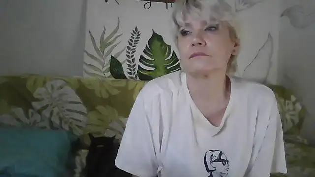 Snapshot of Catty_Lady chatting on 11/19/25, 07:14 Catty Lady online show from 11/19/25, 07:14