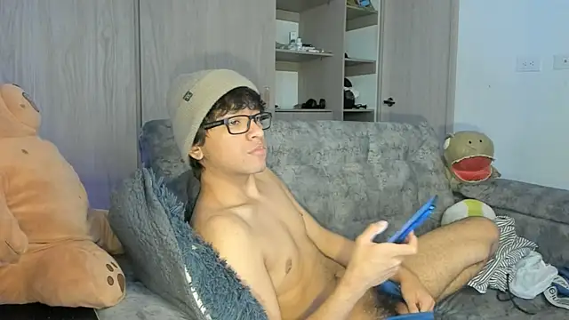 Snapshot of MontyMonty chatting on 08/03/26, 02:22 MontyMonty online show from 08/03/26, 02:22