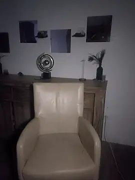 Snapshot of Foxy-Milfy chatting on 10/13/25, 01:49 Foxy-Milfy online show from 10/13/25, 01:49