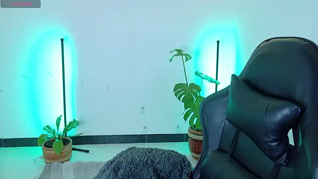 Snapshot of Sarasavage chatting on 03/17/26, 12:19 Sarasavage online show from 03/17/26, 12:19