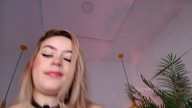 Snapshot of Mariee_rosee chatting on 07/13/26, 09:39 Mariee rosee online show from 07/13/26, 09:39