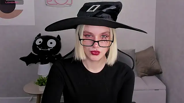 Carolin Miller online show from 10/28/25, 07:34