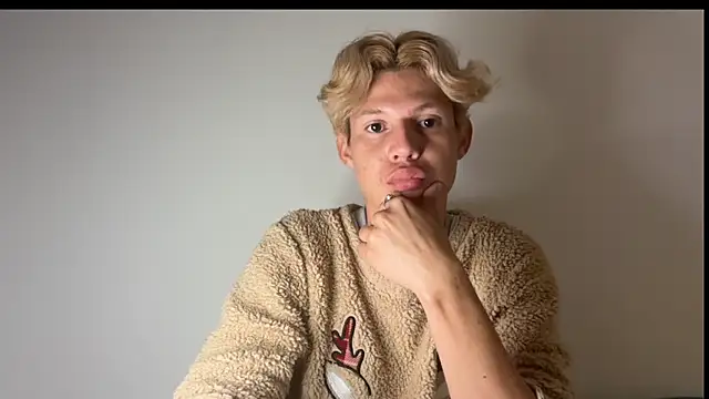 Snapshot of pbyariel- chatting on 10/08/25, 09:34 pbyariel- online show from 10/08/25, 09:34