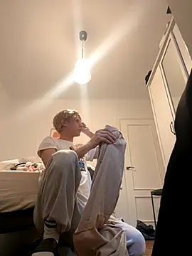 Snapshot of pbyariel- chatting on 11/04/25, 03:44 pbyariel- online show from 11/04/25, 03:44