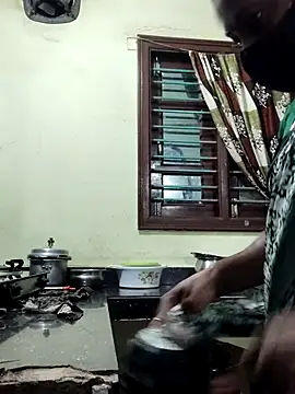 Snapshot of papukurty chatting on 09/28/25, 01:38 papukurty online show from 09/28/25, 01:38