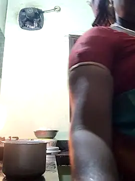 Snapshot of papukurty chatting on 10/21/25, 02:45 papukurty online show from 10/21/25, 02:45