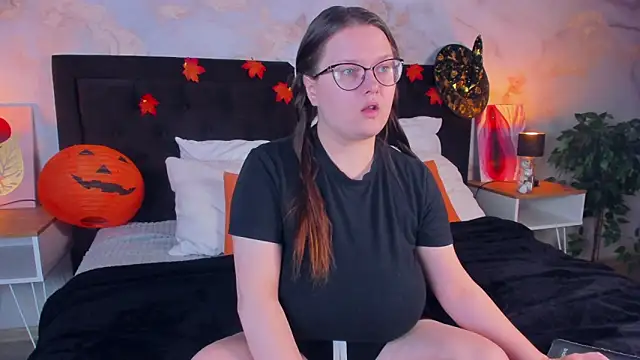 HelenDanvers online show from 10/23/25, 09:46