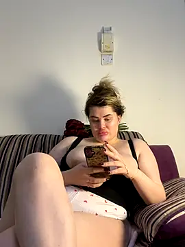 Snapshot of aydabella7777 chatting on 12/18/25, 04:35 aydabella7777 online show from 12/18/25, 04:35