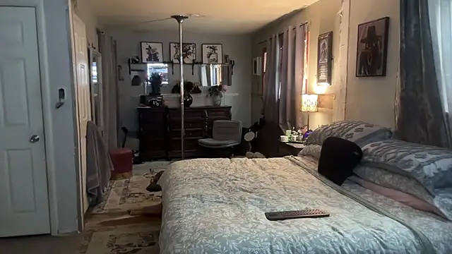 Snapshot of sexyred77713 chatting on 02/06/26, 10:24 sexyred77713 online show from 02/06/26, 10:24