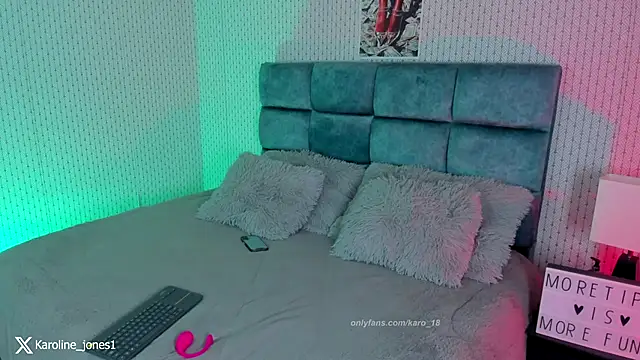 Snapshot of karoliine_jones chatting on 12/15/25, 11:42 karoliine jones online show from 12/15/25, 11:42