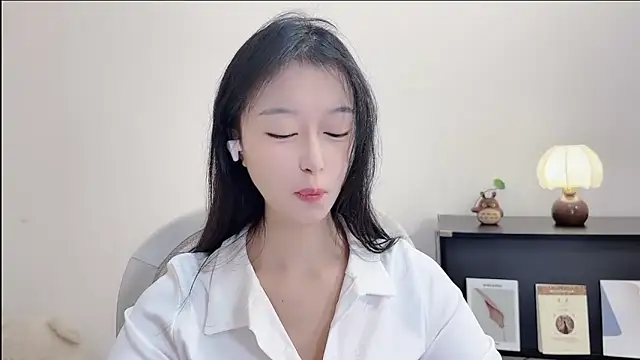 Snapshot of Onechestnut chatting on 10/17/25, 06:16 Onechestnut online show from 10/17/25, 06:16