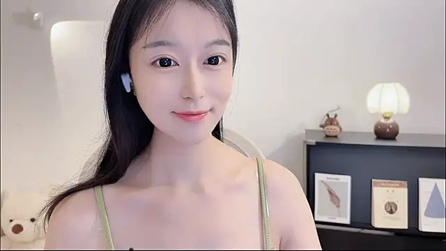 Snapshot of Onechestnut chatting on 10/26/25, 12:33 Onechestnut online show from 10/26/25, 12:33