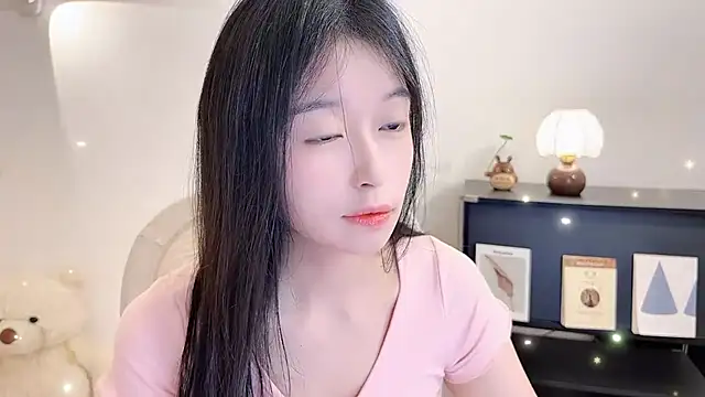 Snapshot of Onechestnut chatting on 11/12/25, 10:48 Onechestnut online show from 11/12/25, 10:48