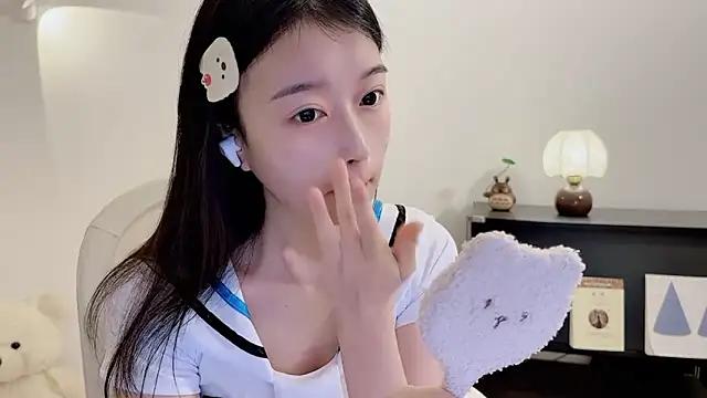 Snapshot of Onechestnut chatting on 11/24/25, 06:13 Onechestnut online show from 11/24/25, 06:13