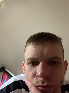 Snapshot of macho1347 chatting on 04/04/26, 02:14 macho1347 online show from 04/04/26, 02:14