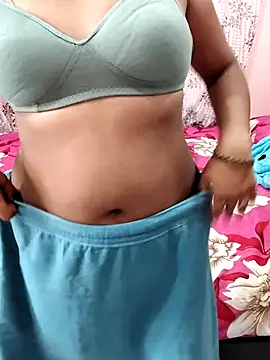 Snapshot of Lalitha-1995 chatting on 10/16/25, 04:57 Lalitha-1995 online show from 10/16/25, 04:57