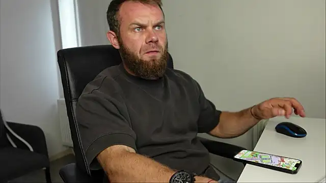 Snapshot of Stewart_Barnz chatting on 10/06/25, 10:45 Stewart Barnz online show from 10/06/25, 10:45