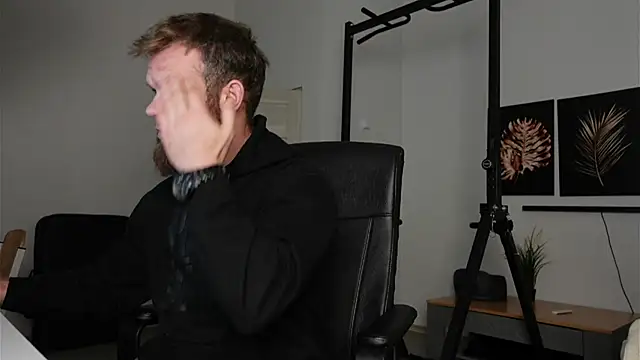 Snapshot of Stewart_Barnz chatting on 11/10/25, 04:11 Stewart Barnz online show from 11/10/25, 04:11