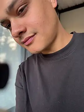 Snapshot of Rose-andres chatting on 10/31/25, 09:27 Rose-andres online show from 10/31/25, 09:27